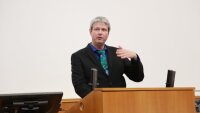 Prof. Dr. Rainer Heintzmann hält die Laudatio für seinen Doktoranden M.Sc. Felix Wechsler anlässlich der Verleoihung des Fakultätspreises für die beste Masterarbeit.