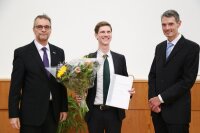 Den von Rohde & Schwarz gestifteten Fakultätspreis für die beste Promotion erhielt 2022 Dr.-Ing. Robert Wonneberger (Mitte).