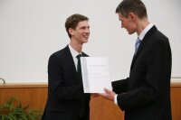 Dr. Hendrik Bartko from Rohde & Schwarz (right) awards the   Fakulty Prize for the best Ph.D. thesis to  Dr.-Ing. Robert Wonneberger