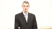 Dr. Hendrik Bartko stellt den Sponsor der Fakultätspreise die Firma Rohde & Schwarz vor.
