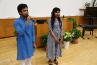 Gesangsduett Shreya Gouravam Navalu und Sayonil Mollah, beide studieren im M.Sc. Photonics