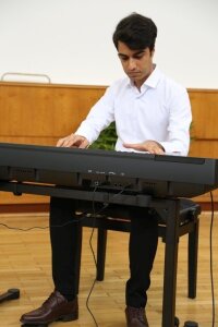 Der Masterstudent Photonics, Siavash Davani, am Klavier