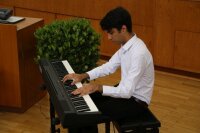 Der Masterstudent Photonics, Siavash Davani, am Klavier