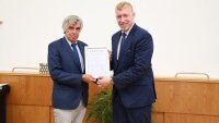 Dr.- Ing. Bernd-Jochen Schniewind is awarding the prize of the Dr.-Ing. Siegfried Werth foundation to Dr. Andreas Stark (right).
