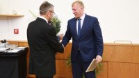 Vom Dekan, Prof. Dr. Christian Spielmann, gibt es Blumen für den Preisträger.