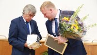Außer der Urkunde und dem Preisgeld gibt es zum Preis auch eine Trophäe in Form eines  Kristalls mit Gravur.