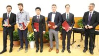Diese Absolventen haben ihre Promotion mit dem Prädikat "summa cum laude" abgeschlossen. von links: Martin Gebhardt, Robert Klas, Xiang Lu, Malte Plidschun und Robert Wonneberger