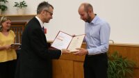 The Dean hands out the habilitation certificate to Dr. Frank Setzpfandt.