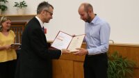 Der Dekan überreicht die Habilitationsurkunde an Dr. Frank Setzpfandt.