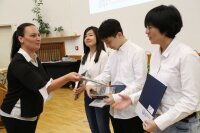 Mandy Hartung (links) vom Prüfungsamt beider Übergabe der Masterzeugnisse in Materialwissenschaft