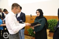 Prof. Dr. Thomas Pertsch überreicht die Masterzeugnisse für Photonics