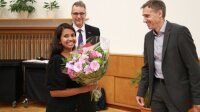Dr. Michael Kempe (rechts) und der Dekan, Prof. Christian Spielmann, verleihen den Zeiss PhD Award in Modern Optics an Anindita Dasgupta.