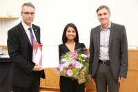 Dr. Michael Kempe (rechts) und der Dekan, Prof. Christian Spielmann, verleihen den Zeiss PhD Award in Modern Optics an Anindita Dasgupta.