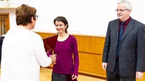 Dr. Agnes Sambale erhält den Lehrpreis des Dekanats.