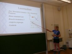 Freya Ditschkuss vom Gymnasium Schwarzenbek erklärt  den Laser.