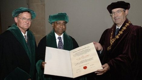 Verleihung der Ehrendoktorwürde an Prof. Dr. Abhay Ashtekar durch den Rektor Prof. Dr. Klaus Dicke und den Dekan Prof. Dr. Paul Seidel