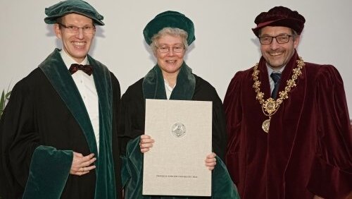 Verleihung der Ehrendoktorwürde an Prof. Dr. Anne L 'Huillier durch den Präsidenten Prof. Dr. Walter Rosenthal und Dekan Prof. Dr. Gerhard Paulus