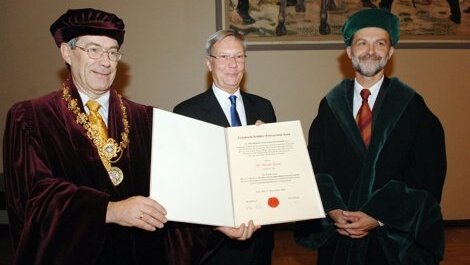 Verleihung der Ehrendoktorwürde an Dr. Dieter Kurz durch den Rektor Prof. Dr. Klaus Dicke und den Dekan Prof. Dr. Richard Kowarschik