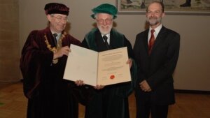 Verleihung der Ehrendoktorwürde an den Nobelpreisträger Prof. Dr. Herbert Kroemer durch den Rektor Prof. Dr. Klaus Dicke und den Dekan Prof. Dr. Richard Kowarschik