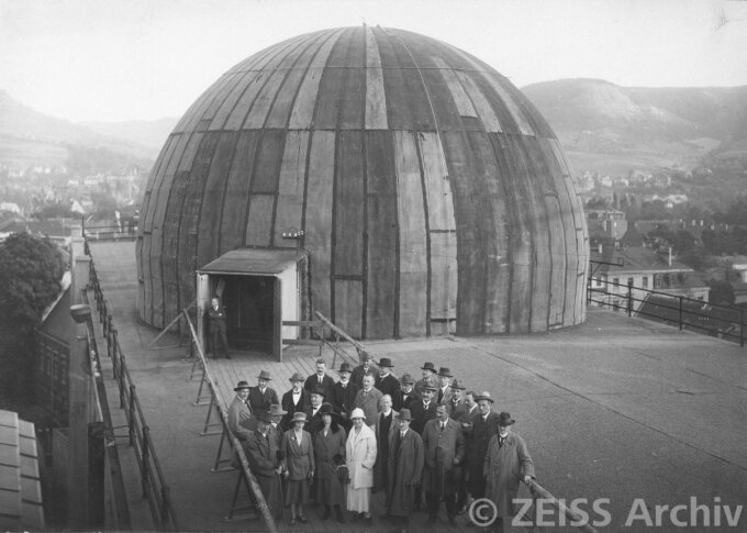 Tagung der Gesellschaft für Photogrammetrie vor der Planetariumskuppel auf dem Dach des Zeisswerks (1923)