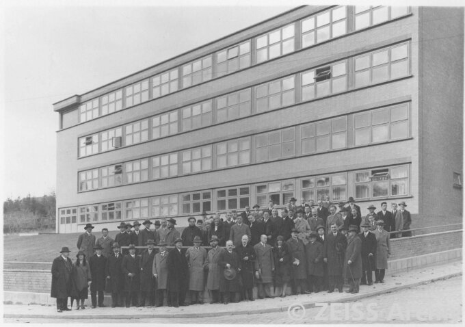 Gäste der Tagung der Mathematischen Gesellschaft vor dem Abbeanum (1930)