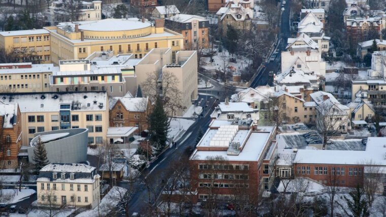 Blick auf Philosophenweg/Max-Wien-Platz, mit Hufeldhaus, Studentenhaus und Hauptgebäude der PAF