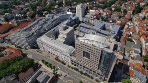 Das ehemalige Carl-Zeiss-Hauptwerk und heutiges Stadtzentrum Jenas vom Jentower aus gesehen (2010)