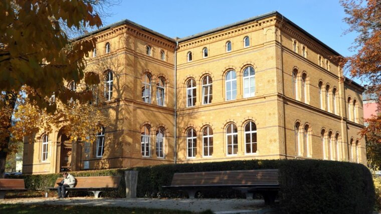 Das Institut für Mikrobiologie, ehemals das erste physikalische Institut, im Jahr 2011