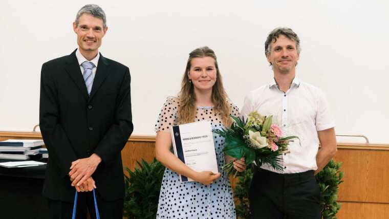 Den von Rohde & Schwarz gestifteten Fakultätspreis für die beste Masterarbeit erhielt 2023 M.Sc. Josefine Krause. Die Arbeit wurde von Dr. Falk Eilenberger (rechts) betreut. Dr. Hendrik Bartko von Rohde & Schwarz hat die Preisverleihung vorgenommen.
