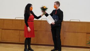 Die Studiendekanin und Betreuerin der Masterarbeit, Frau Prof. Silvana Botti, verleiht  den von Rohde & Schwarz München gestifteten Fakultätspreis für die beste Masterarbeit an Michael Seifert.