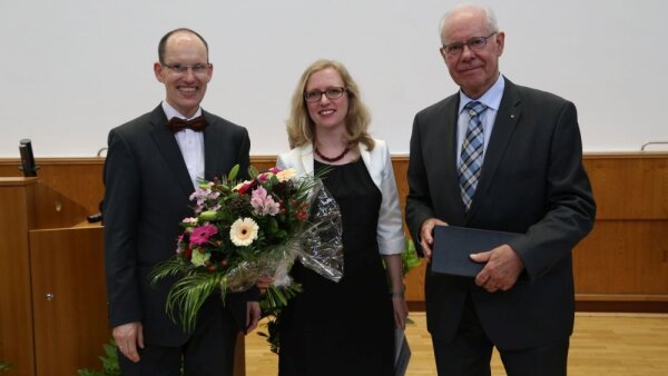 Der Dekan, Prof. Paulus (links) und Arno Fink (rechts), Vorsitzender des Kuratoriums der Dr.-Ing. Siegfried Werth Stiftung , bei der Preisverleihung