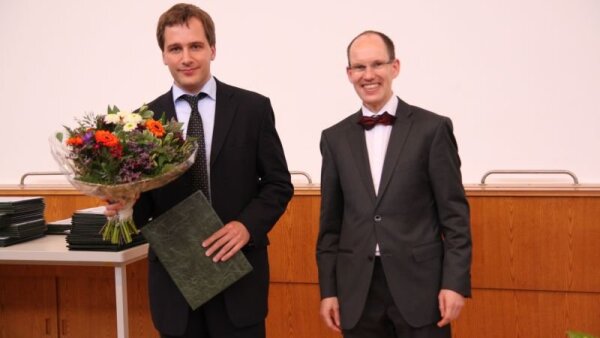 Dr. Jens Thomas und Dekan Prof. Gerhard Paulus bei der Preisverleihung