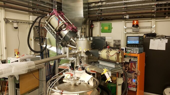 Photo of the latest measurement in Hamburg. Scattering from the gold foil is done inside a vacuum chamber to minimize background radiation. The vacuum chamber has several windows to measure the scattered radiation. In addition to the measurement using a Compton polarimeter (left), a germanium semiconductor detector (right) was used to measure high-resolution energy spectra.