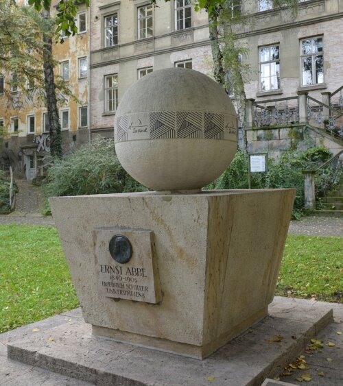 Ernst-Abbe-Memorial on the Fürstengraben